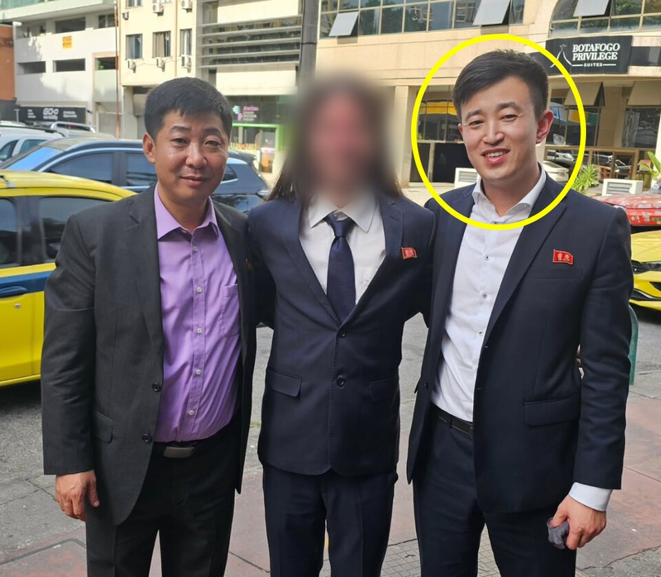 브라질 리우데자네이루시(市) 보타포구 지역 파사젱 거리 39번지에서 포착된 북한 정찰총국 요원 A(오른쪽 남성). 왼쪽 남성은 브라질 정부에 등록되지 않은 채 공관장으로 활동 중인 강철민 1등서기관(대외직 정치참사관 겸 임시대리대사).