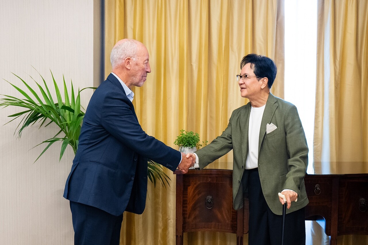 2025년 9월 이재현(오른쪽) CJ그룹 회장은 영국 런던을 찾아 마이클 페인 페인스포츠 미디어 스트래티지스 대표와 회동했다. [사진 CJ그룹]