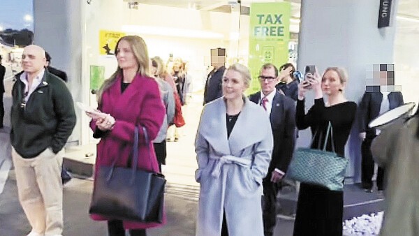 2025년 10월 말 열린 경주 APEC 기간 캐롤라인 레빗(가운데) 미국 백악관 대변인이 경주 올리브영 황남점을 방문했다. 유튜브 캡처