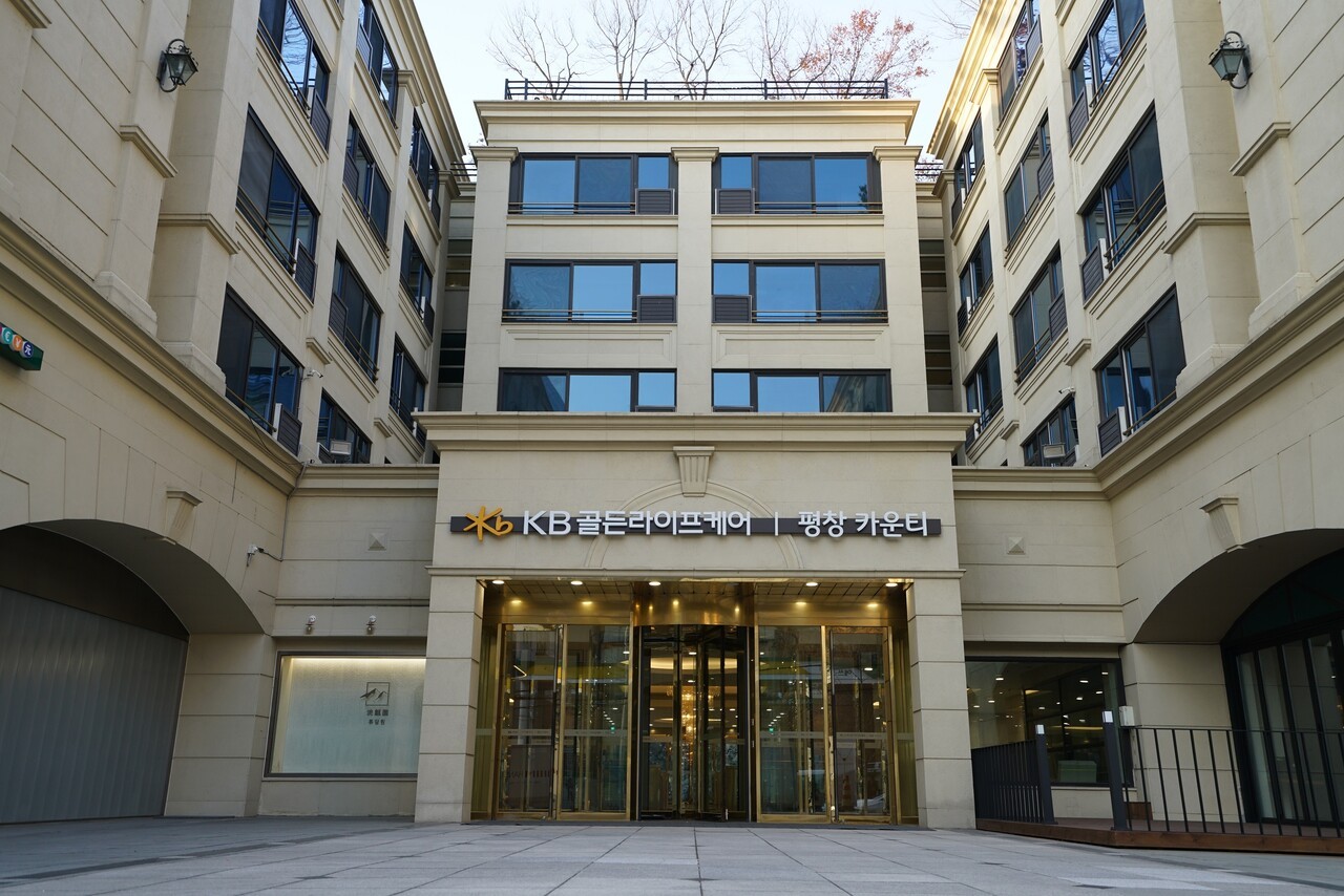 KB골든라이프케어가 중산층 이상 노인의 니즈를 반영해 만든 실버타운인 ‘평창 카운티’. 도심 접근성과 노인 친화적 시설이 돋보인다. [사진 KB금융그룹]