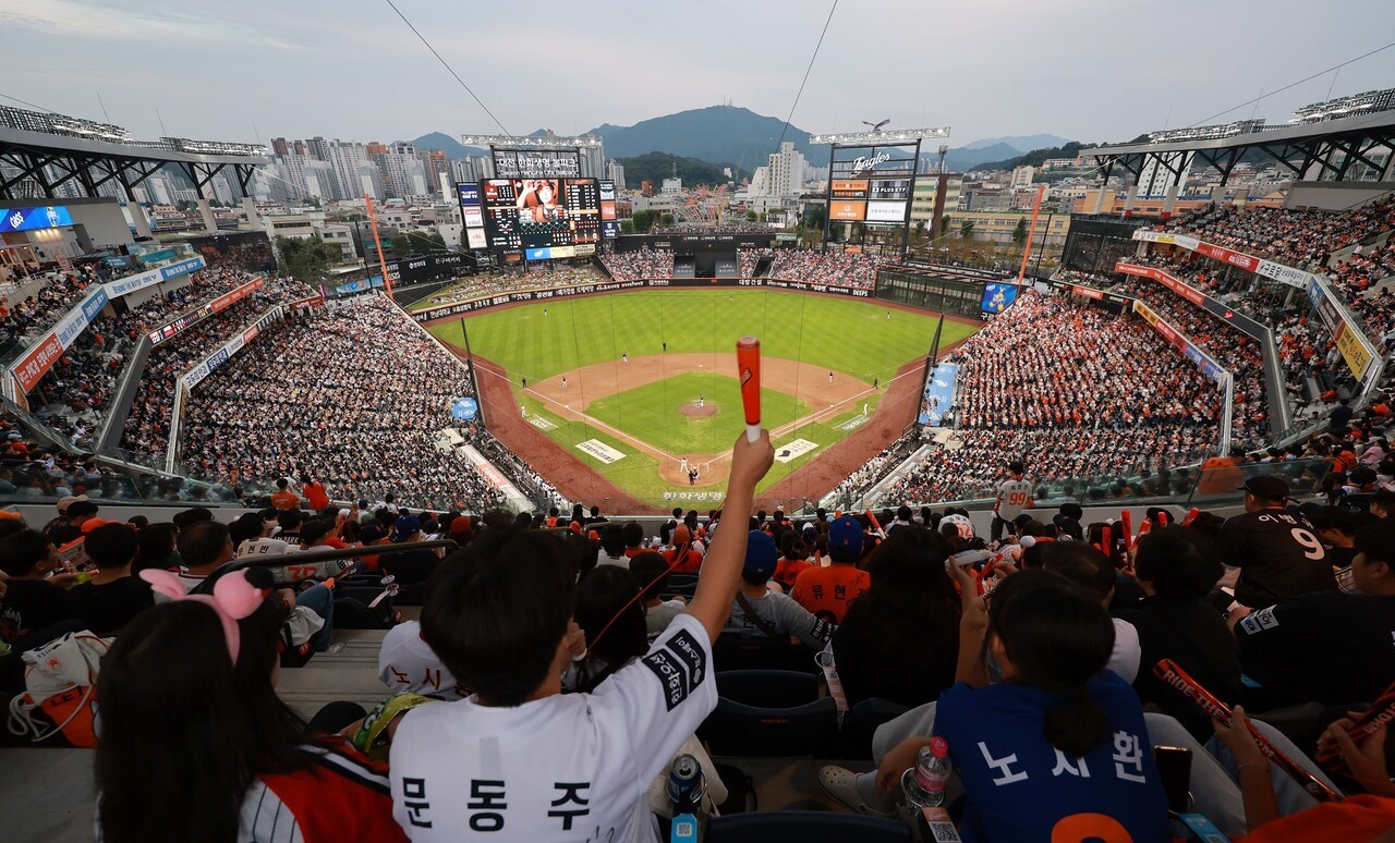 지난 3월 개장한 대전 한화생명볼파크는 대전시민들이 즐겨 찾는 스포츠 명소로 자리매김하고 있다. [연합뉴스]
