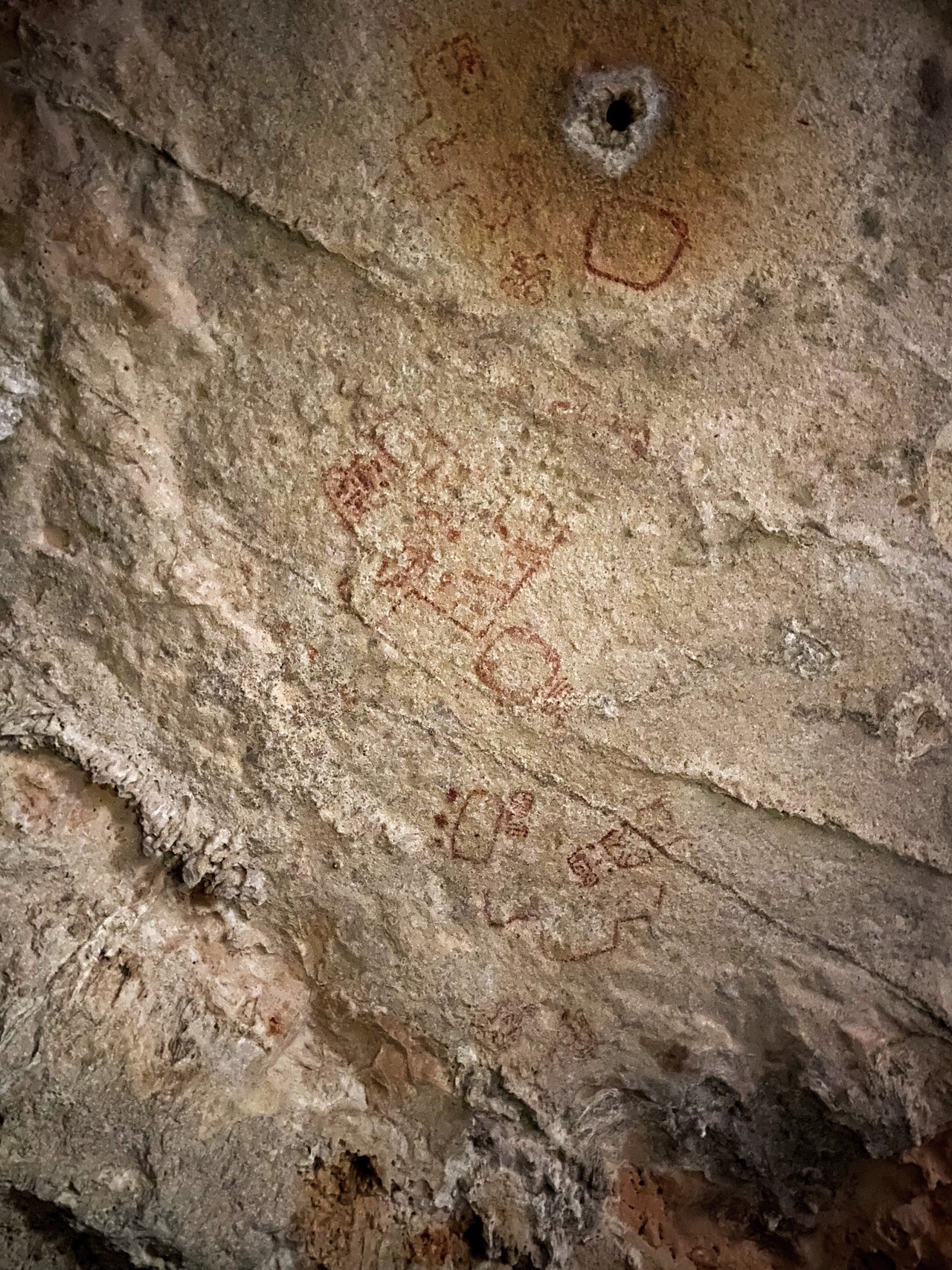 동굴 천장에 그려진 붉은 염료 그림. 마야인들이 왜 이런 곳에 이런 걸 남겼는지 자못 궁금하다.