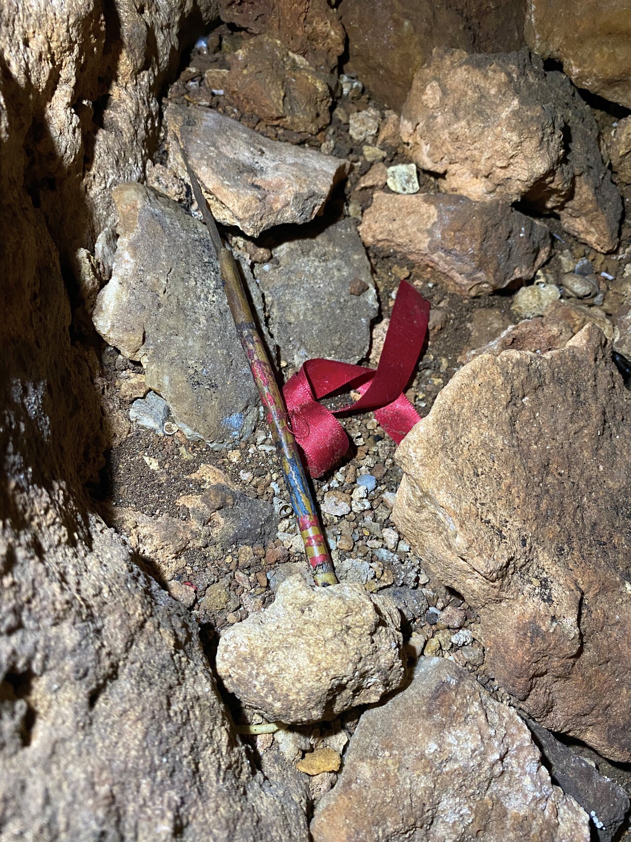 동굴 속에 무당이 남겨놓은 저주봉, 인간의 증오심이 얼마나 깊은 것인지 짐작게 한다.