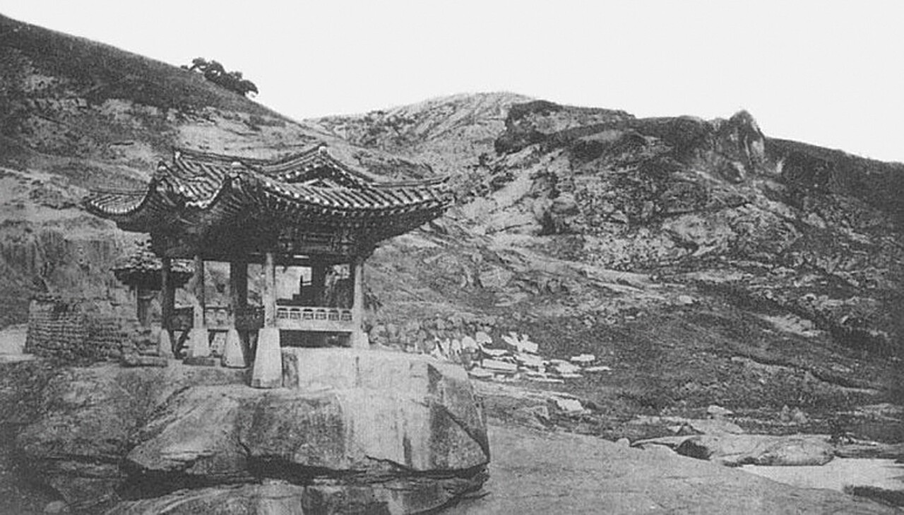 〈조선, 고요한 아침의 나라〉의 저자인 미국인 사업가 퍼시벌 로웰이 1883년 찍은 세검정 모습. 세검정 오른쪽의 너른 바위가 차일암이며, 멀리 오른쪽 기슭에 한지를 널어놓은 것 같은 모습이 보이는데 세초한 종이인지는 알 수 없다. [사진 로웰]