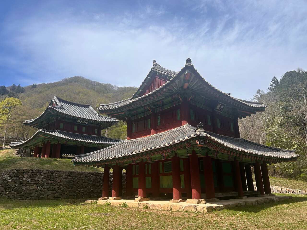 2023년 설립된 국립조선왕조실록박물관(강원 평창군 진부면)이 약 10개월간 새 단장 끝에 지난 5월 1일 재개관했다. 사진은 인근에 위치한 오대산사고로, 한국전쟁 때 불타 없어진 것을 1992년 복원한 것이다. [사진 국가유산청]