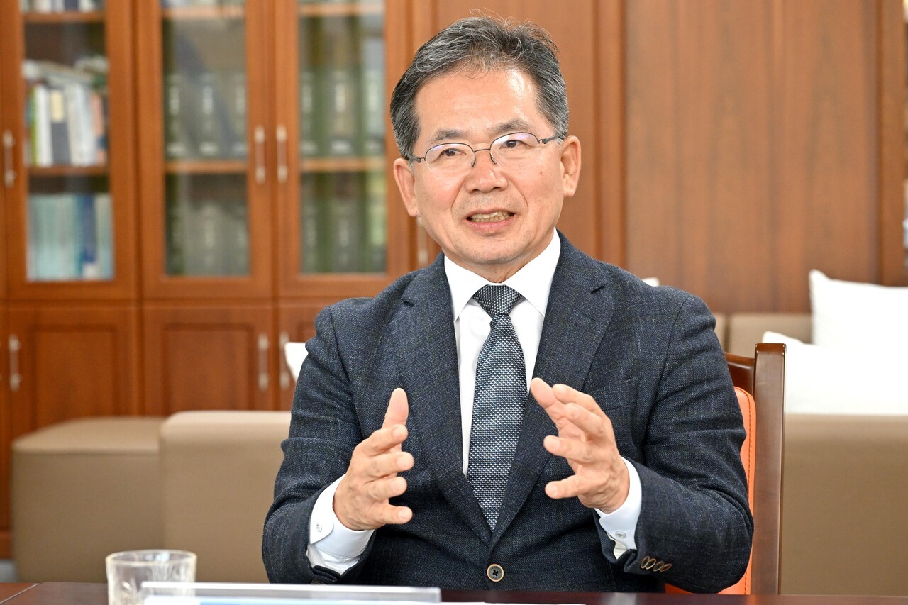 김진열 군위군수는 지난 2022년 7월 취임 후 “정책의 기준은 군민의 체감”이라는 원칙으로 군정을 이끌었고 그결과 종합청렴도 1등급, 공약이행평가 최우수, 재정분석 최고등급, 정보공개 종합평가 최우수 등의 성과를 거뒀다. [사진 군위군]