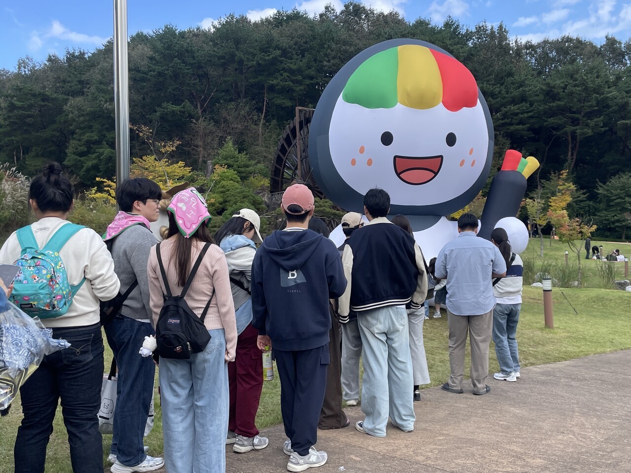 김밥축제를 상징하는 캐릭터 ‘꼬달이’ 앞에서 인증샷을 찍으려는 관람객들이 길게 줄을 서며 북적인다. 박가남 인턴기자