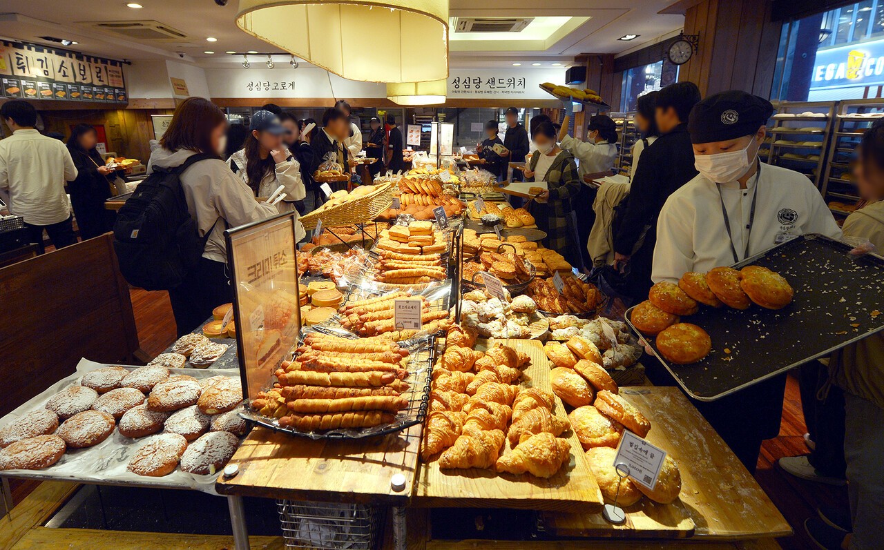 짧은 일정으로 지역 명소를 둘러보는 ‘퀵턴 여행객’들은 빵지순례 명소 대전에 들러 갓 구운 빵을 고르며 ‘소확행’을 즐긴다. [중앙포토]