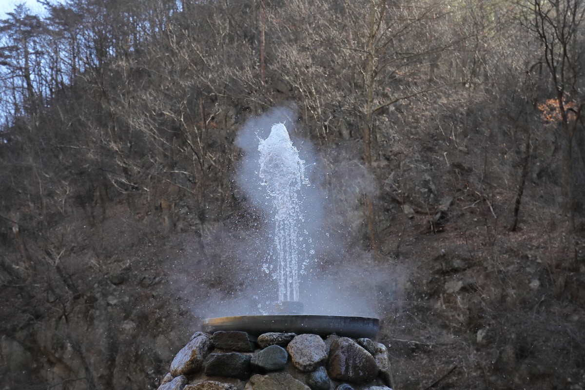 국내 유일 자연 용출 온천인 덕구온천. [사진 울진군]