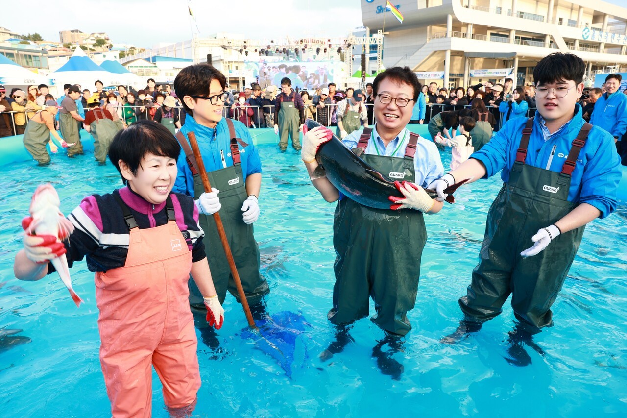 11월 7일부터 사흘간 열린 ‘2025 죽변항 수산물축제’에서 관광객들이 맨손 활어잡기 체험을 하고 있다. [사진 울진군]