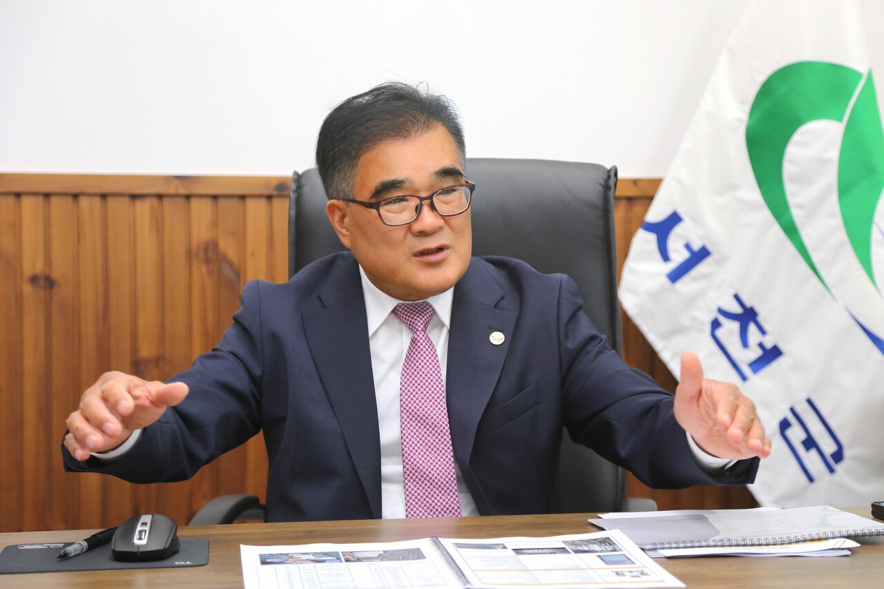 기업인 출신인 김기웅 서천군수는 2022년 7월 취임 이후 총 27개 기업과 3200억원 규모의 투자협약을 맺는 성과를 거뒀다. [사진 서천군]