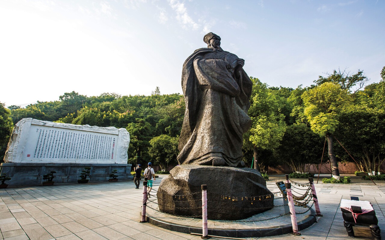 유비가 사망한 백제성 초입에 위치한 제갈량 동상. 제갈량은 유비 사후 '출사표'를 내고 여러 차례 북벌에 나섰지만 실패했다. [사진 롯데관광]
