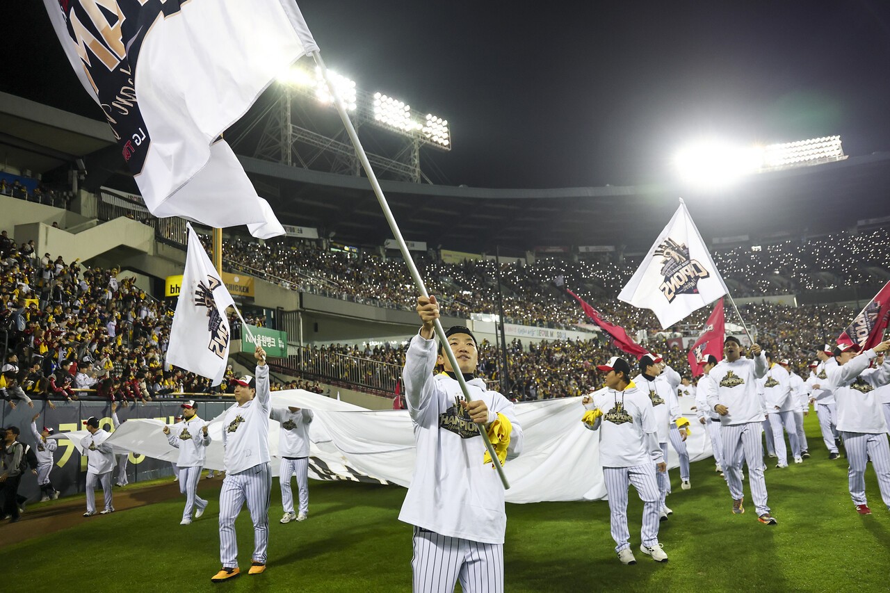 LG는 우승 확정 다음 날인 11월 1일 홈 필드 잠실구장에서 축승회를 열었다. 예상을 깨고 LG 팬들은 잠실구장을 가득 메우는 팬심으로 화답했다. [연합뉴스]