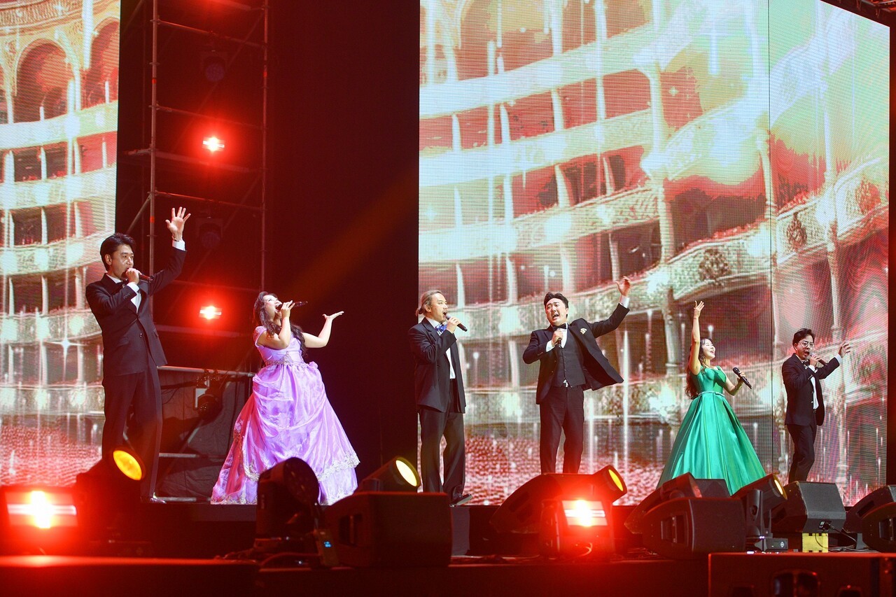 11월 9일 인천 송도컨벤시아 전시홀에서 열린 ‘제23회 위러브유 사랑의 콘서트’에서 남성 성악가그룹 라클라쎄(La Classe)와 소프라노 강민성·정찬희가 함께 무대에 올라 관객들에게 환상의 하모니를 선사했다. [사진 국제위러브유운동본부]