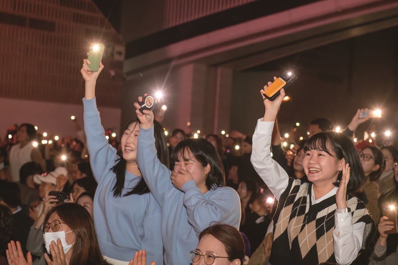 ‘제23회 위러브유 사랑의 콘서트’에 참석한 관객들이 휴대폰 플래시 불빛을 비추며 무대와 소통하고 있다. [사진 국제위러브유운동본부]