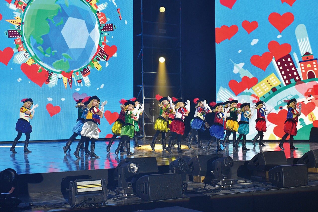 ‘제23회 위러브유 사랑의 콘서트’ 2부의 막을 연 위러브유 어린이합창단이 동요 메들리로 깜찍한 무대를 선보이고 있다. [사진 국제위러브유운동본부]