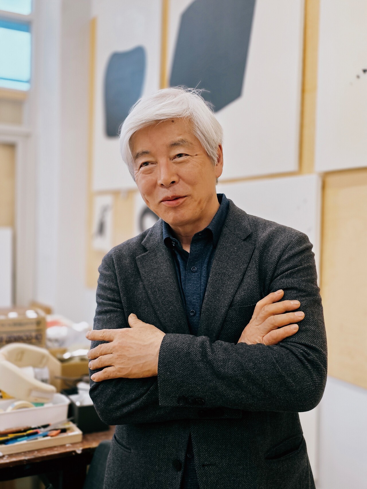 ‘숯의 작가’라고 불리는 이배 작가는 숯을 이용해 회화부터 조각, 설치, 영상에 이르기까지 다양한 예술적 시도를 통해 독보적인 작품 세계를 구축했다. 그에게 숯은 단지 재료에 그치지 않는, 시간의 층위를 쌓아 올리는 영성의 재료다. [사진 조정화]