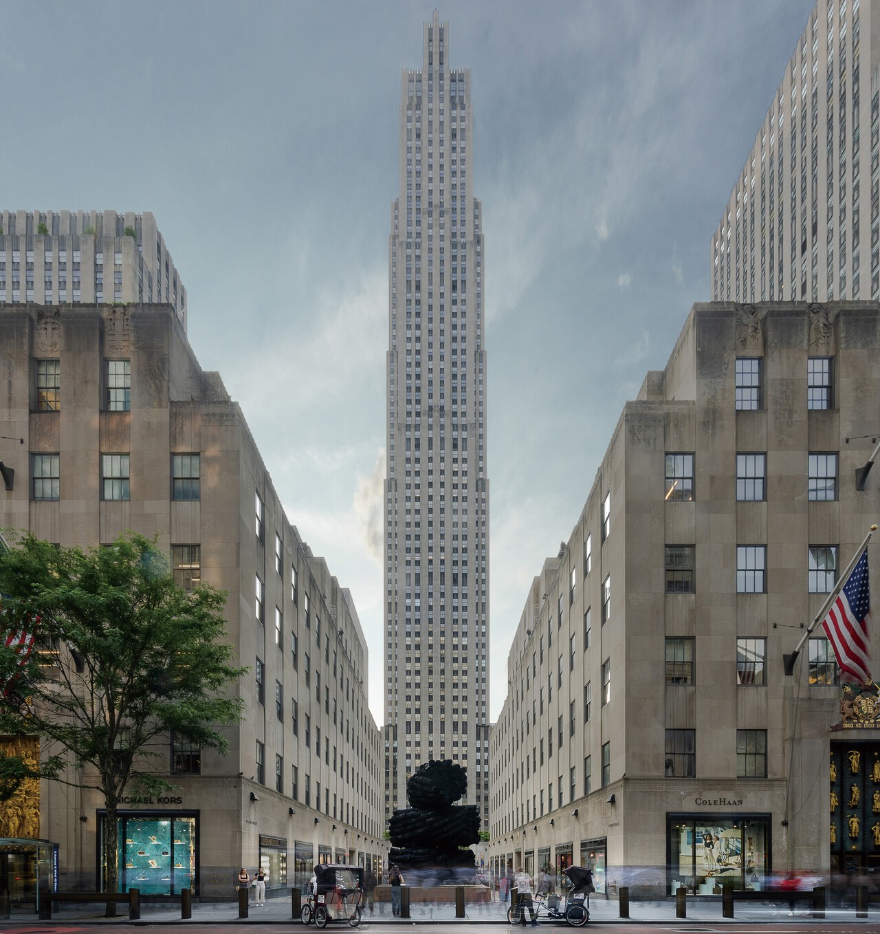 이배 작가는 뉴욕 록펠러센터에 숯 조각을 세우던 날을 가장 기억에 남는 장면으로 꼽는다. 우연히 맨해튼을 덮친 캐나다 산불 연기로 인해 흐릿해진 배경을 뒤로한 검은 숯 조각의 선명한 이미지가 도드라지면서 강한 인상을 남겼다. [사진&nbsp;이배 작가]